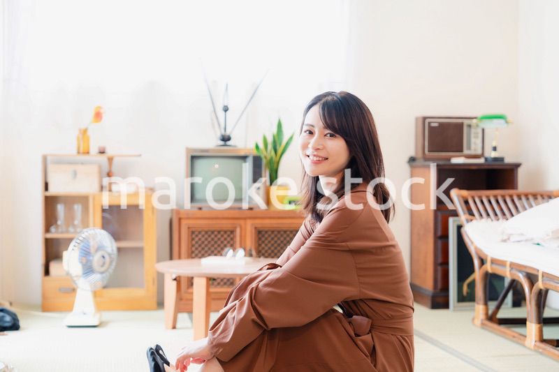 レトロな雰囲気の部屋に住む若い女性