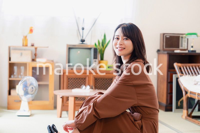 レトロな雰囲気の部屋に住む若い女性