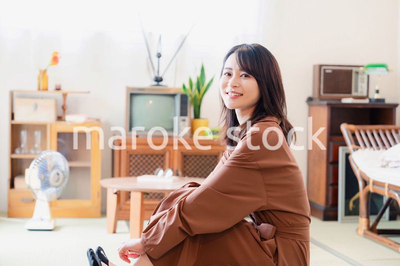 レトロな雰囲気の部屋に住む若い女性
