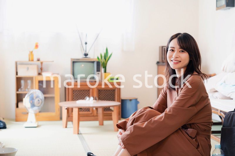 レトロな雰囲気の部屋に住む若い女性