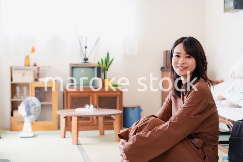 レトロな雰囲気の部屋に住む若い女性
