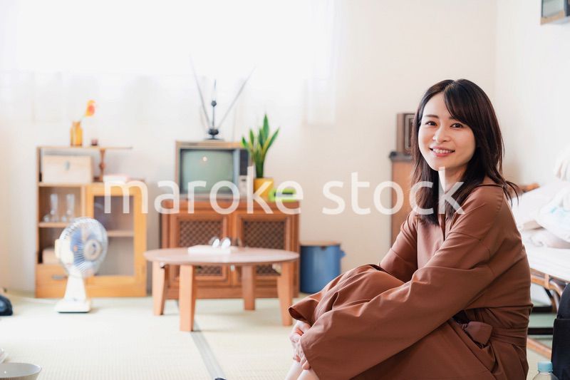 レトロな雰囲気の部屋に住む若い女性