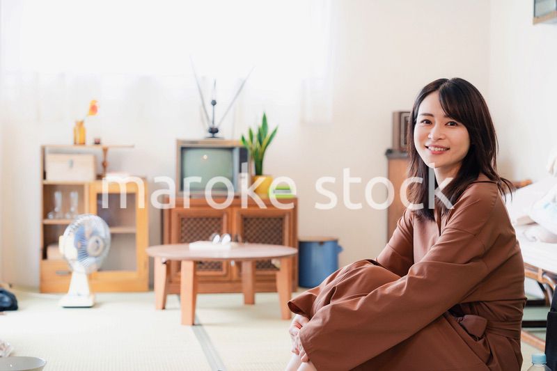 レトロな雰囲気の部屋に住む若い女性