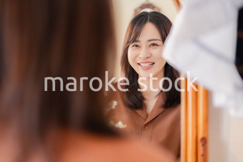 鏡台で身支度をする若い女性