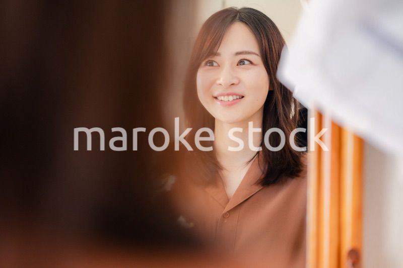 鏡台で身支度をする若い女性