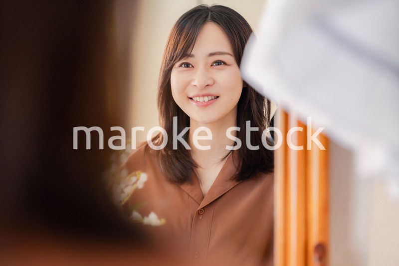 鏡台で身支度をする若い女性