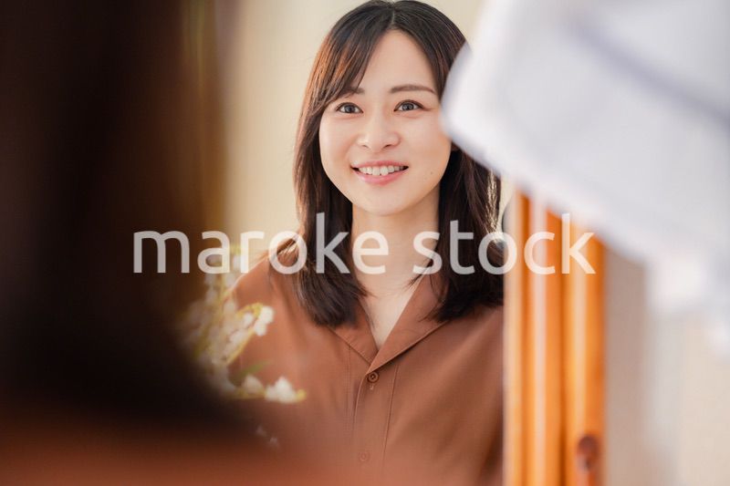 鏡台で身支度をする若い女性