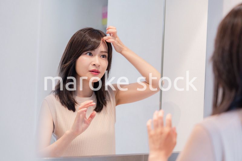 朝の身支度をする若い女性