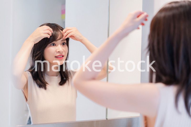 朝の身支度をする若い女性