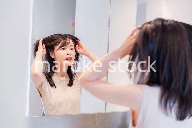 朝の身支度をする若い女性