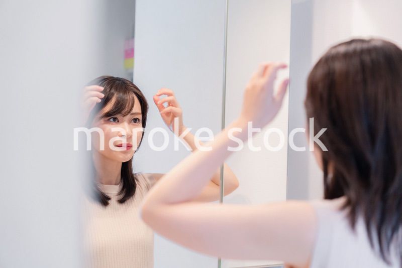 朝の身支度をする若い女性