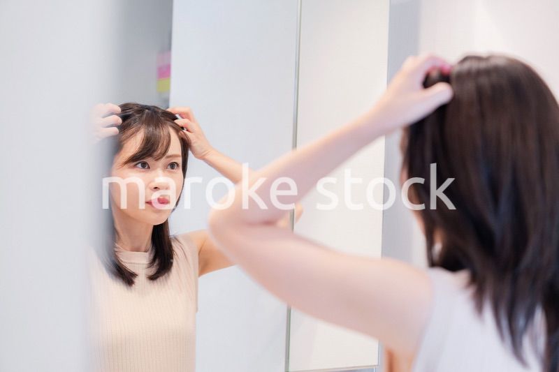 朝の身支度をする若い女性