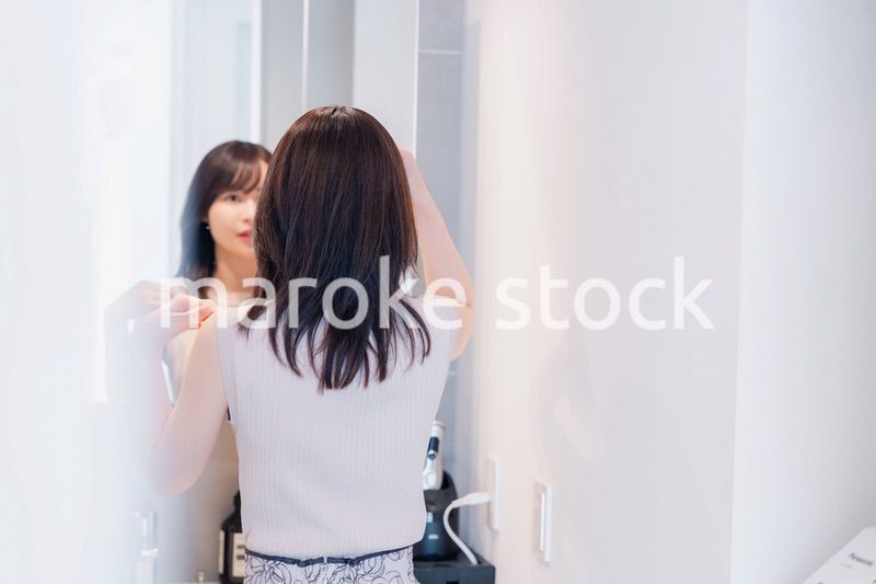 朝の身支度をする若い女性