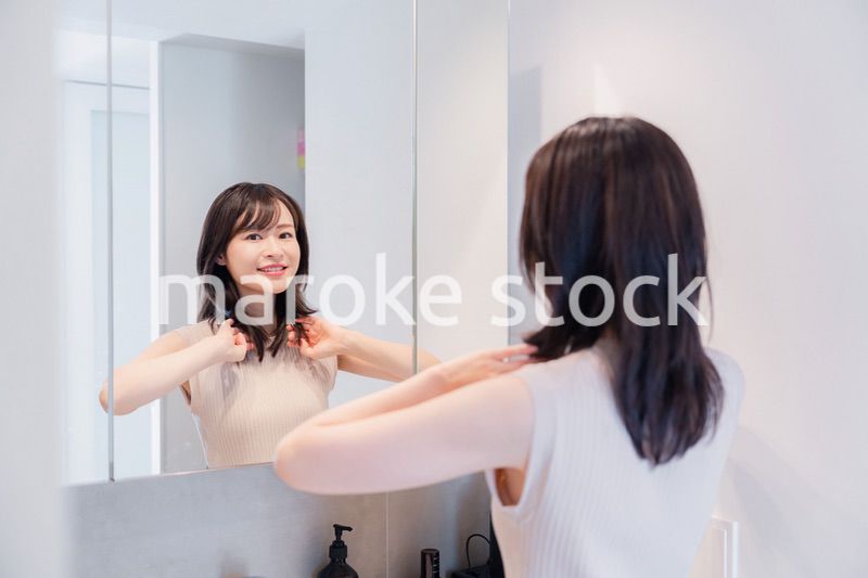 朝の身支度をする若い女性