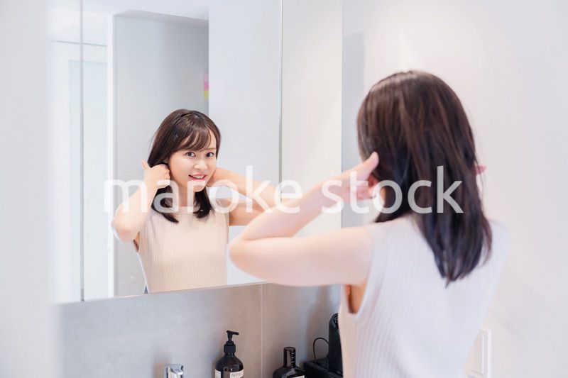 朝の身支度をする若い女性