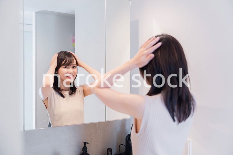 朝の身支度をする若い女性