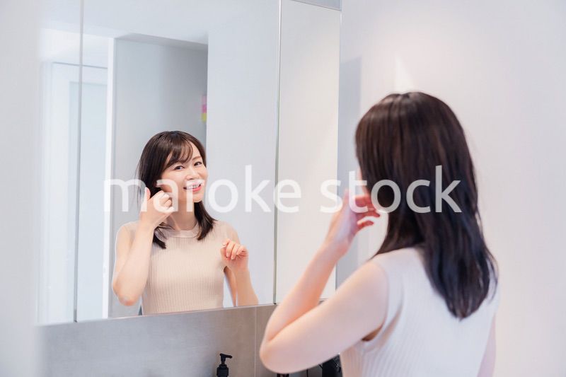 朝の身支度をする若い女性