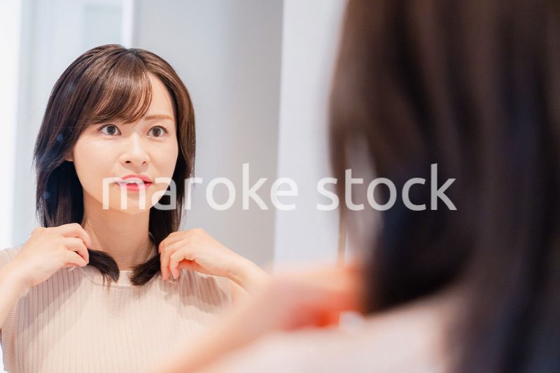 朝の身支度をする若い女性