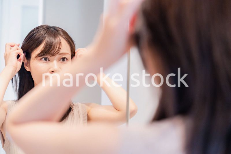 朝の身支度をする若い女性