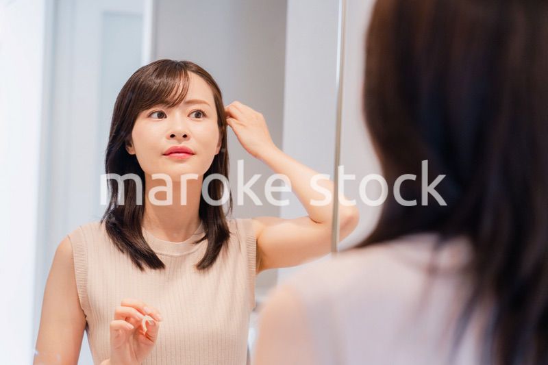 朝の身支度をする若い女性