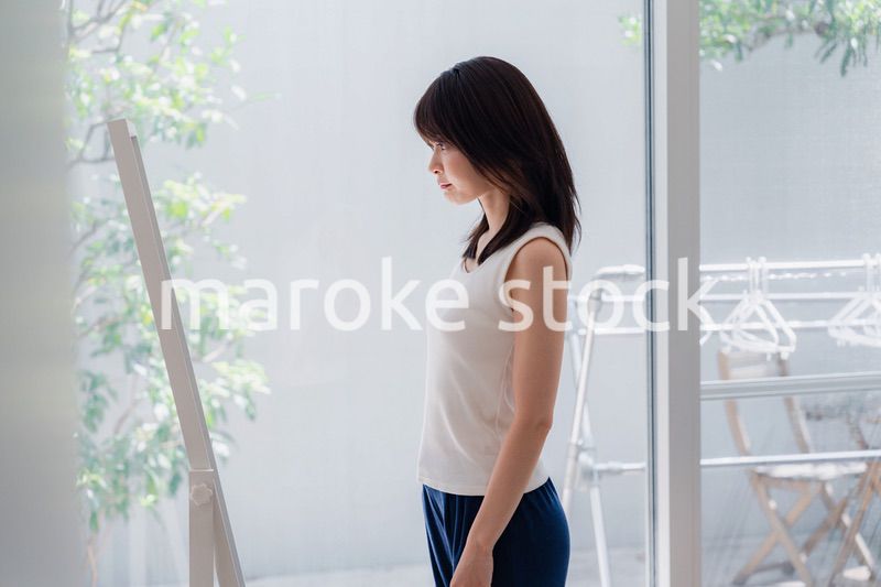 自分の体型を気にする若い女性