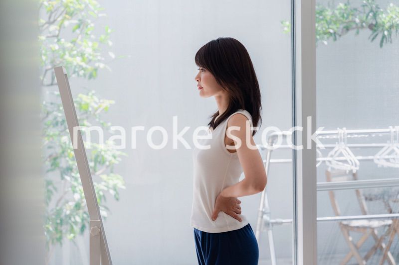 自分の体型を気にする若い女性