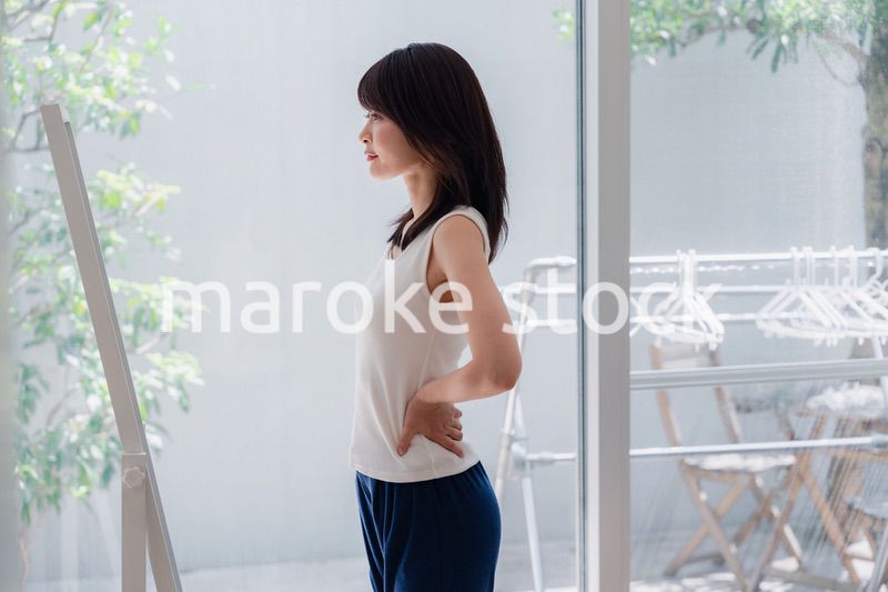 自分の体型を気にする若い女性