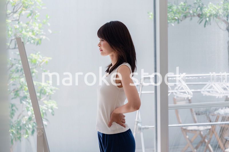 自分の体型を気にする若い女性