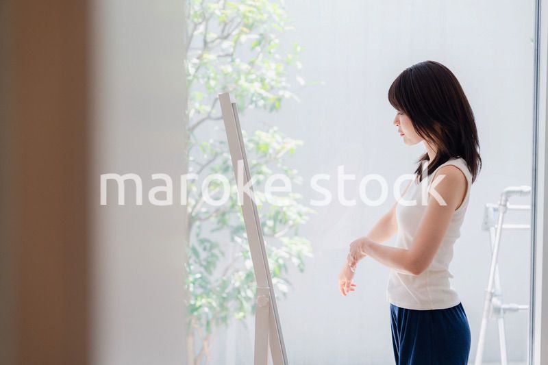 自分の体型を気にする若い女性