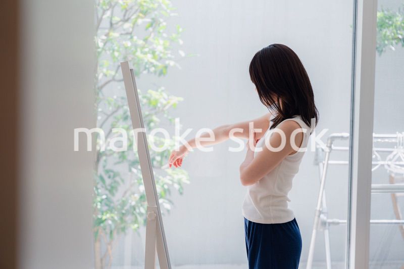 自分の体型を気にする若い女性