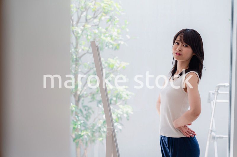 自分の体型を気にする若い女性