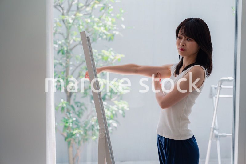 自分の体型を気にする若い女性