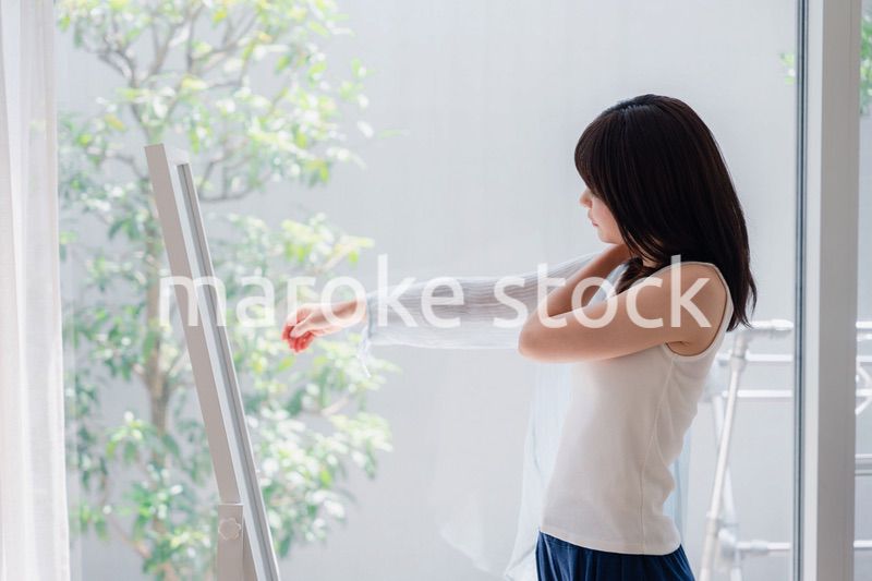 着替えをする若い女性