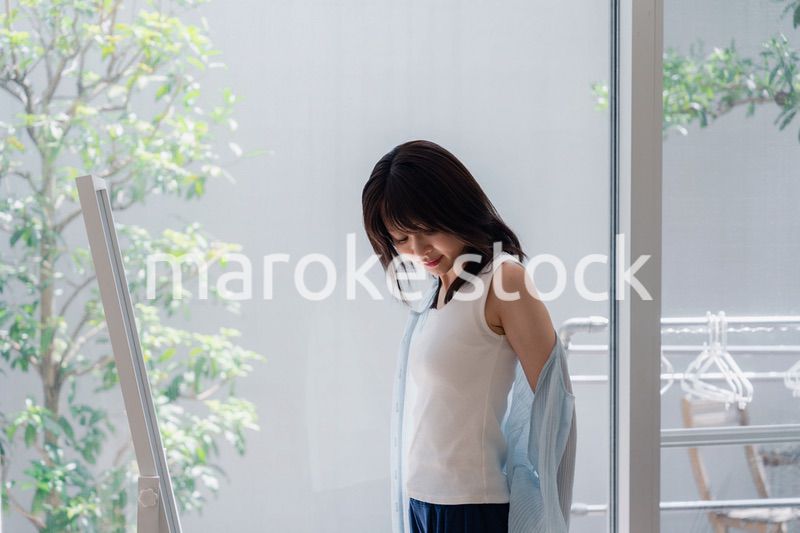 着替えをする若い女性