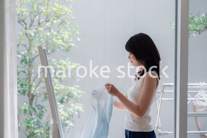 着替えをする若い女性