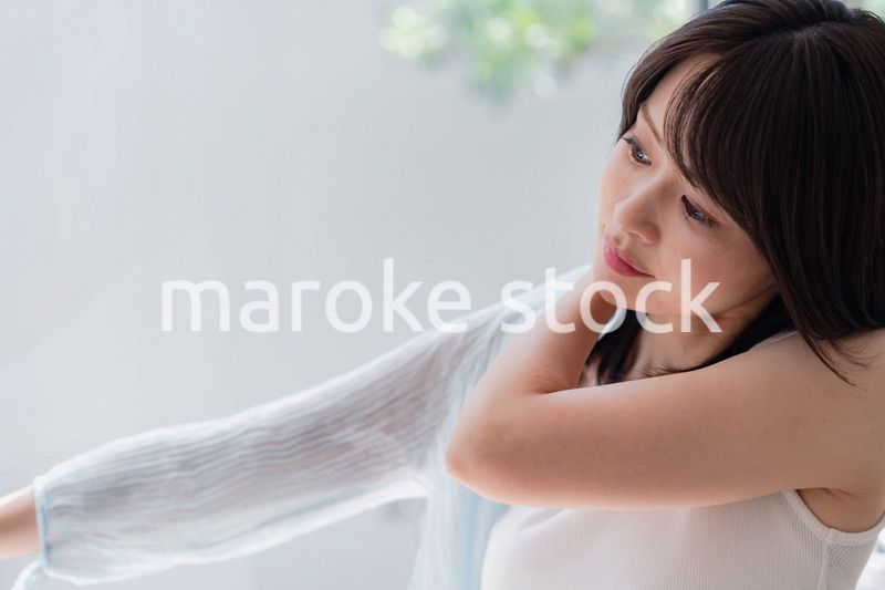 着替えをする若い女性