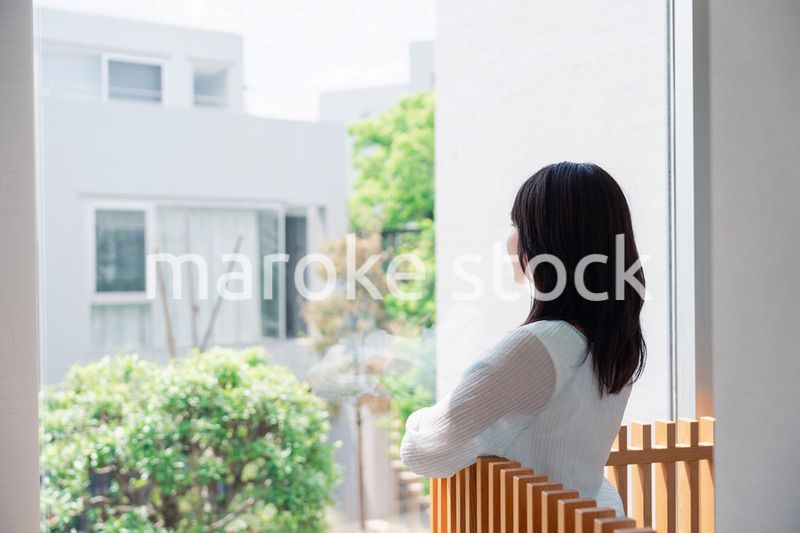 光がたくさん入る家でくつろぐ女性