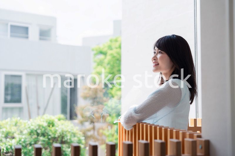 光がたくさん入る家でくつろぐ女性