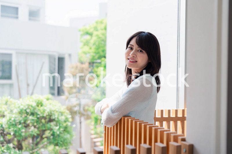 光がたくさん入る家でくつろぐ女性