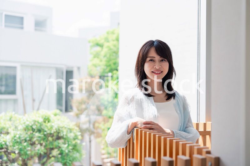 光がたくさん入る家でくつろぐ女性