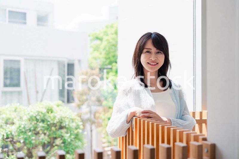 光がたくさん入る家でくつろぐ女性