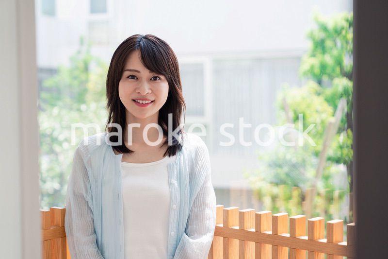 光がたくさん入る家でくつろぐ女性