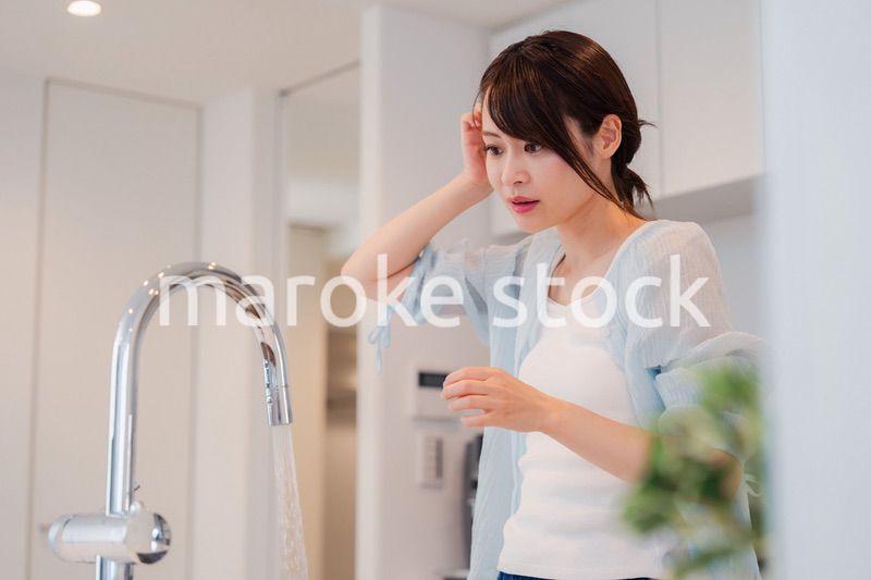 家で洗顔をする若い女性