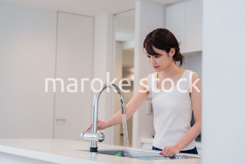 家で洗顔をする若い女性