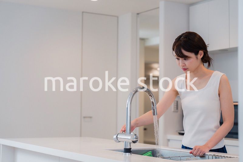 家で洗顔をする若い女性