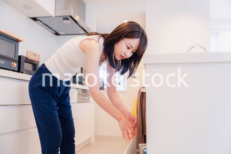 家でご飯を作る若い女性