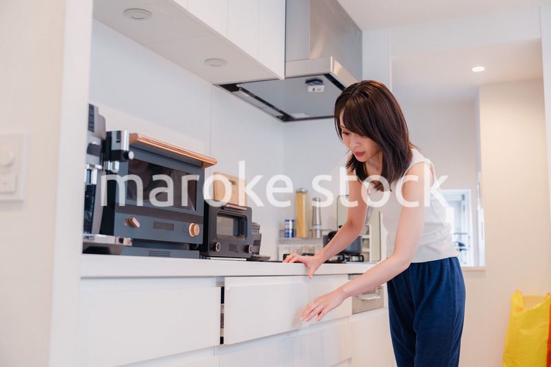 家でご飯を作る若い女性