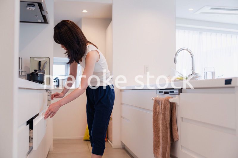 家でご飯を作る若い女性