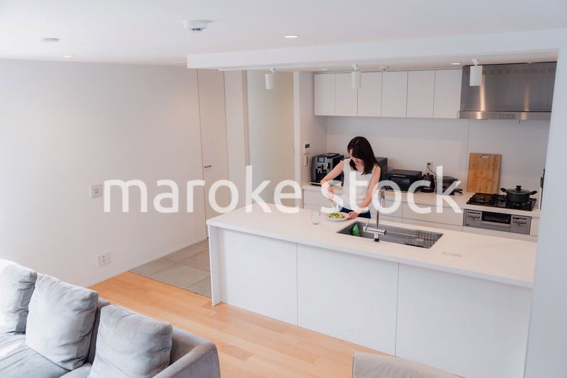 家でご飯を作る若い女性