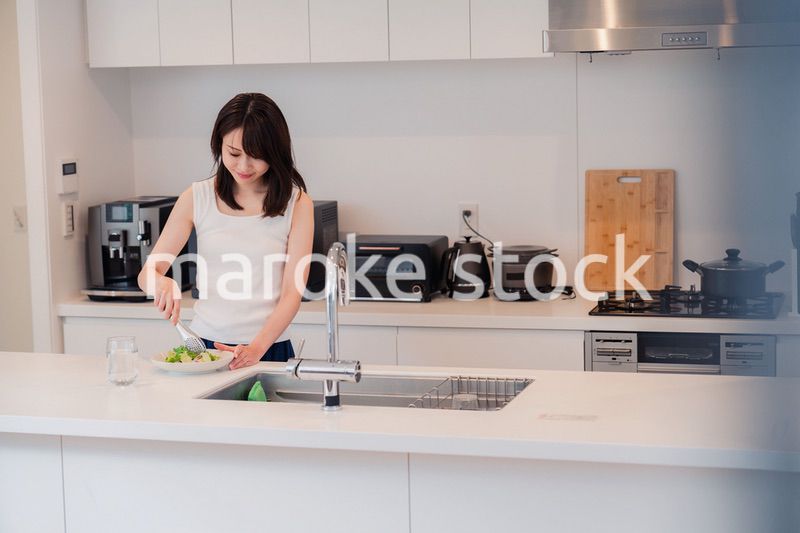 家でご飯を作る若い女性